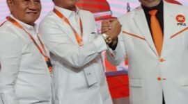 Presiden PKS Ahmad Saikhu, menyerahkan surat rekomendasi kepada Parosil Mabsus dan Mad Hasnurin sebagai calon bupati dan wakil bupati Lampung Barat, Pilkada 27 November mendatang. (Ist/NK)