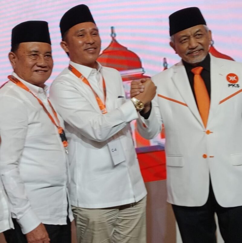 Presiden PKS Ahmad Saikhu, menyerahkan surat rekomendasi kepada Parosil Mabsus dan Mad Hasnurin sebagai calon bupati dan wakil bupati Lampung Barat, Pilkada 27 November mendatang. (Ist/NK)