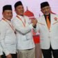 Presiden PKS Ahmad Saikhu, menyerahkan surat rekomendasi kepada Parosil Mabsus dan Mad Hasnurin sebagai calon bupati dan wakil bupati Lampung Barat, Pilkada 27 November mendatang. (Ist/NK)