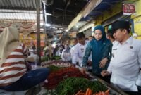 Pj Bupati Pringsewu, Marindo Kurniawan monitoring harga di Pasar Gadingrejo. (Ist/NK)