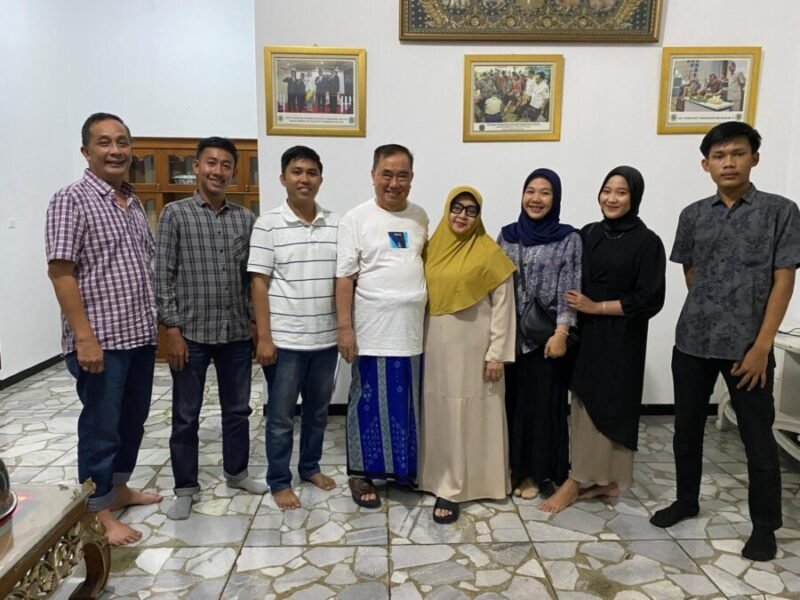 Calon Bupati Tanggamus Moh Saleh Asnawi berfoto bersama Gen Muda. (Ist/Nk)