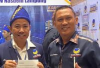 Bambang Kusmanto mererima SK sebagai Ketua DPD NasDem Lampung Barat, yang diserahkan Wakil Ketua Bidang Media dan Komunikasi DPW NasDem Lampung, Rahmat Husen DC di Jakarta. (Ist/NK)