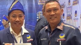 Bambang Kusmanto mererima SK sebagai Ketua DPD NasDem Lampung Barat, yang diserahkan Wakil Ketua Bidang Media dan Komunikasi DPW NasDem Lampung, Rahmat Husen DC di Jakarta. (Ist/NK)