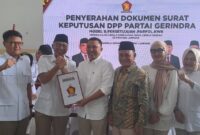 Ketua Partai Gerindra Lampung, Rahmat Mirzani Djausal menyerahkan surat rekomendasi B1KWK kepada pasangan calon bupati dan wakil bupati Lampung Barat Parosil Mabsus dan Mad Hasnurin. (Ist/NK)