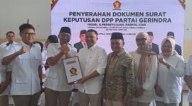 Ketua Partai Gerindra Lampung, Rahmat Mirzani Djausal menyerahkan surat rekomendasi B1KWK kepada pasangan calon bupati dan wakil bupati Lampung Barat Parosil Mabsus dan Mad Hasnurin. (Ist/NK)