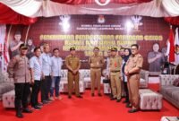 Penjabat Bupati Lampung Barat Nukman MS, meninjau kantor KPU, yang dijadikan lokasi pendaftaran pasangan calon bupati dan wakil bupati, Selasa (27/8/2024). (Ist/NK)