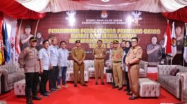 Penjabat Bupati Lampung Barat Nukman MS, meninjau kantor KPU, yang dijadikan lokasi pendaftaran pasangan calon bupati dan wakil bupati, Selasa (27/8/2024). (Ist/NK)