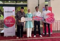 Prof M Quraish Shihab, Pendiri Pusat Studi Al-Quran (paling kiri) dan Nasywa Shihab, Direktur Eksekutif Pusat Studi Al-Quran (kedua dari kiri) menerima routers internet dari Tri. (Ist/NK)