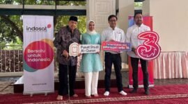 Prof M Quraish Shihab, Pendiri Pusat Studi Al-Quran (paling kiri) dan Nasywa Shihab, Direktur Eksekutif Pusat Studi Al-Quran (kedua dari kiri) menerima routers internet dari Tri. (Ist/NK)