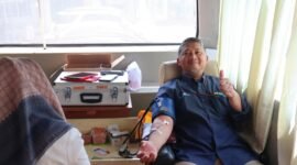 Rio Widiya Nugraha, selaku SRM Keuangan, Komunikasi, dan Umum PLN UID Lampung dalam aksi Donor Darah bersama PMI pada Selasa (27/8/2024). (Ist/NK)