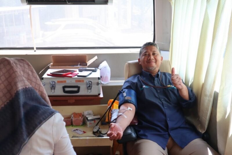 Rio Widiya Nugraha, selaku SRM Keuangan, Komunikasi, dan Umum PLN UID Lampung dalam aksi Donor Darah bersama PMI pada Selasa (27/8/2024). (Ist/NK)