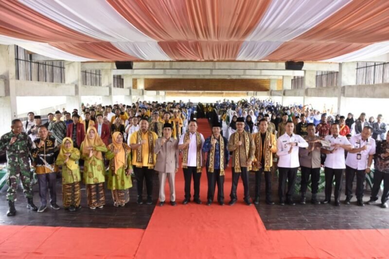 Pj Bupati Tubaba M Firsada berfoto bersama dengan jajaran pengurus PW dan PD Muhammadiyah serta IPM di Sesat Agung Bumi Gayo. (Arie/NK)