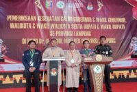 Pasangan calon bupati dan wakil bupati Lampung Barat, Parosil Mabsus dan Mad Hasnurin, melakukan tes kesehatan di RSUDAM Bandar Lampung, Jumat (30/8). (Ist/NK)