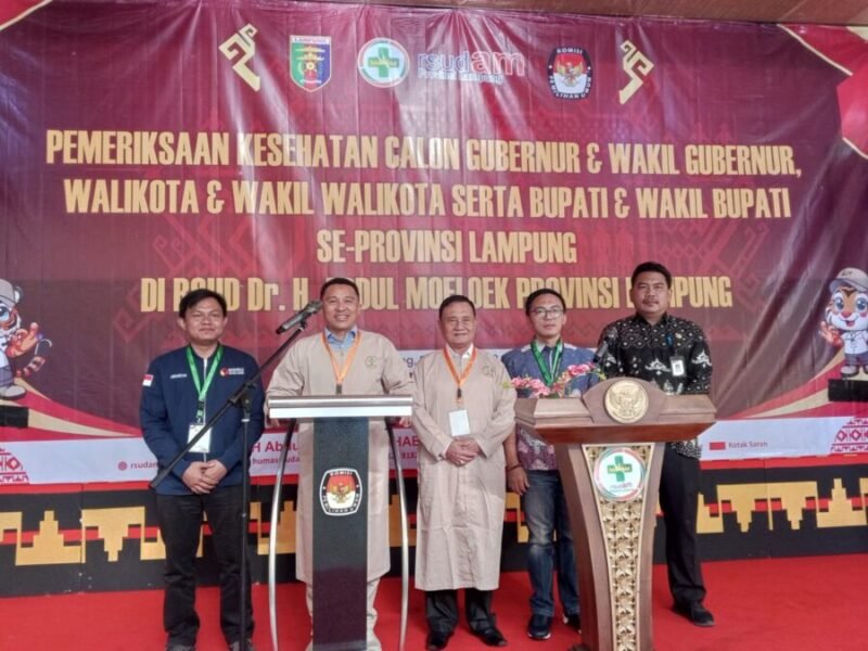 Pasangan calon bupati dan wakil bupati Lampung Barat, Parosil Mabsus dan Mad Hasnurin, melakukan tes kesehatan di RSUDAM Bandar Lampung, Jumat (30/8). (Ist/NK)