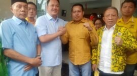 Ketua TIM Pemenangan Arisan ,Eriawan saat berfoto bersama dengan pasangan Balonbup Aries Sandi -Supriyanto