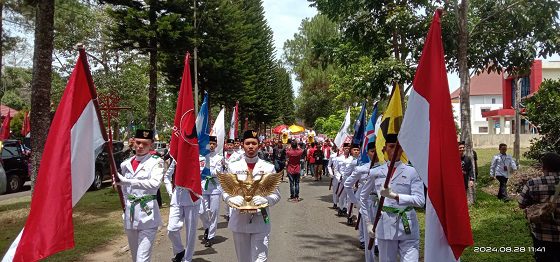 Ribuan Masyarakat Mengiringi Pendaftaran Parosil Mabsus dan Mad Hasnurin sebagai pasangan calon bupati dan wakil bupati Lampung Barat, Rabu (28/8)