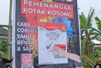 Baliho ajakan memilih kotak kosong pada masa kampanye Pilkada serentak di pinggir jalan Wonosobo-Magelang Desa Candimulyo, Kretek, Wonosobo, Jawa Tengah, Rabu (7/10/2020). (ANTARA FOTO/Anis Efizudin/foc.)