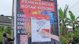 Baliho ajakan memilih kotak kosong pada masa kampanye Pilkada serentak di pinggir jalan Wonosobo-Magelang Desa Candimulyo, Kretek, Wonosobo, Jawa Tengah, Rabu (7/10/2020). (ANTARA FOTO/Anis Efizudin/foc.)
