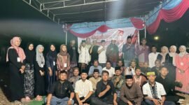 Risma Dusun Menanti Kasih, Desa Bernung, saat melakukan penutupan acara perayaan HUT ke-79 RI dengan doa bersama. (Soheh/NK)