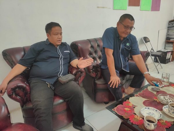 Kepala Unit Pelayanan PDAM Kedondong, Meidi, didampingi Kabag Teknik, Ardin Asdianto, Selasa (6/8/2024) menjelaskan pekerjaan lanjutan dari empat desa masih dalam proses. 