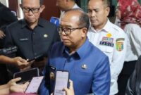 Pj Gubernur Lampung Samsudin, bersama Sekdaprov Fahrizal Darminto dan Kadiskominfo Achmad Syaiful saat memberikan keterangan usai penandatanganan Kebijakan Umum Anggaran dan PPAS 2024 di DPRD Lampung, 14 Agustus 2024. (F: Ist)