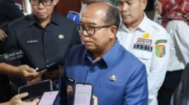 Pj Gubernur Lampung Samsudin, bersama Sekdaprov Fahrizal Darminto dan Kadiskominfo Achmad Syaiful saat memberikan keterangan usai penandatanganan Kebijakan Umum Anggaran dan PPAS 2024 di DPRD Lampung, 14 Agustus 2024. (F: Ist)