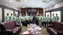 Sesi berfoto bersama Pj Gubernur Lampung Samsudin dengan pengurus AMSI Lampung di ruang kerja Pj Gubernur, Kamis (26/09/2024) F: Adpim