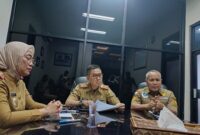 Inspektur Lampung Fredy besama Kadiskominfo Ahmad Syaifullah saat konferensi pers  di Ruang Kerja Sekda Provinsi Lampung, Senin 23 September 2024. (Ist)
