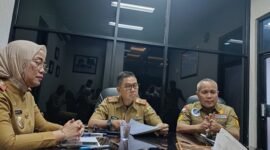 Inspektur Lampung Fredy besama Kadiskominfo Ahmad Syaifullah saat konferensi pers  di Ruang Kerja Sekda Provinsi Lampung, Senin 23 September 2024. (Ist)
