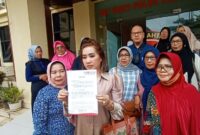 Kuasa hukum pensiunan guru di Bandar Lampung, Putri Maya Rumanti menunjukkan surat pengaduan terkait dugaan penggelapan dana pensiun di Koperasi Betik Gawi Bandar Lampung yang diberikan ke Mapolda Lampung, Selasa (18/10/2022).(KOMPAS.COM/DOK. Putri Maya Rumanti)