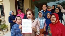 Kuasa hukum pensiunan guru di Bandar Lampung, Putri Maya Rumanti menunjukkan surat pengaduan terkait dugaan penggelapan dana pensiun di Koperasi Betik Gawi Bandar Lampung yang diberikan ke Mapolda Lampung, Selasa (18/10/2022).(KOMPAS.COM/DOK. Putri Maya Rumanti)