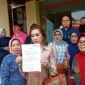 Kuasa hukum pensiunan guru di Bandar Lampung, Putri Maya Rumanti menunjukkan surat pengaduan terkait dugaan penggelapan dana pensiun di Koperasi Betik Gawi Bandar Lampung yang diberikan ke Mapolda Lampung, Selasa (18/10/2022).(KOMPAS.COM/DOK. Putri Maya Rumanti)