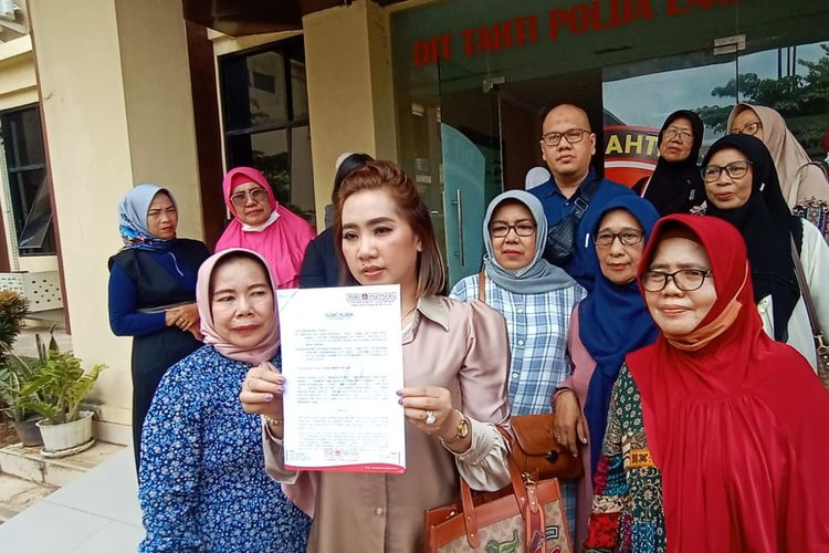 Kuasa hukum pensiunan guru di Bandar Lampung, Putri Maya Rumanti menunjukkan surat pengaduan terkait dugaan penggelapan dana pensiun di Koperasi Betik Gawi Bandar Lampung yang diberikan ke Mapolda Lampung, Selasa (18/10/2022).(KOMPAS.COM/DOK. Putri Maya Rumanti)