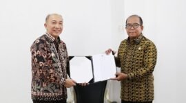 Pj Gubernur Samsudin menyerahkan SK Mendagri tentang Perpanjangan Masa Jabatan Pj. Bupati Tanggamus kepada Mulyadi Irsan