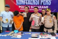 Kapolresta Bandarlampung, Kombes Pol Abdul Waras (kedua kanan) menunjukkan barang bukti senjata air soft gun yang digunakan untuk menembak mahasiswa magang di kantor Bawaslu Lampung, Sabtu (31/8/2024). Foto Ardiansyah. (ANTARA/Ardiansyah)