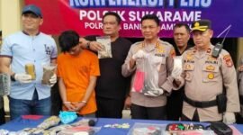 Kapolresta Bandarlampung, Kombes Pol Abdul Waras (kedua kanan) menunjukkan barang bukti senjata air soft gun yang digunakan untuk menembak mahasiswa magang di kantor Bawaslu Lampung, Sabtu (31/8/2024). Foto Ardiansyah. (ANTARA/Ardiansyah)