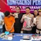 Kapolresta Bandarlampung, Kombes Pol Abdul Waras (kedua kanan) menunjukkan barang bukti senjata air soft gun yang digunakan untuk menembak mahasiswa magang di kantor Bawaslu Lampung, Sabtu (31/8/2024). Foto Ardiansyah. (ANTARA/Ardiansyah)
