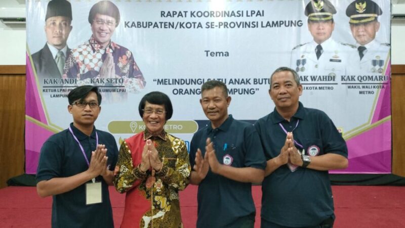 Pengurus LPAI Kabupaten Tubaba, berfoto bersama Kak Seto Mulyadi. (Ist/NK)