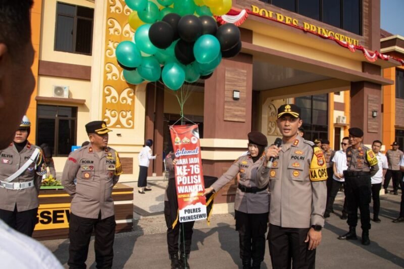 Pelepasan balon ke udara pada HUT ke-76 Polwan Polres Pringsewu. (Ist/NK)