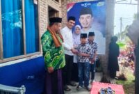 Sekretaris DPD PAN Kabupaten Tanggamus, Agus Suranto (kemeja putih) bersama Istri, saat memberikan santunan yang digagas Ketua DPD PAN Tanggamus, Tedi Kurniawan. (Rapik/NK)