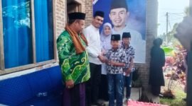 Sekretaris DPD PAN Kabupaten Tanggamus, Agus Suranto (kemeja putih) bersama Istri, saat memberikan santunan yang digagas Ketua DPD PAN Tanggamus, Tedi Kurniawan. (Rapik/NK)