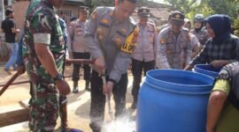 Kapolres Pringsewu, AKBP M Yunus Saputra, memimpin langsung distribusi 4.000 liter air bersih ke wilayah yang terdampak kekeringan. (Ist/NK)