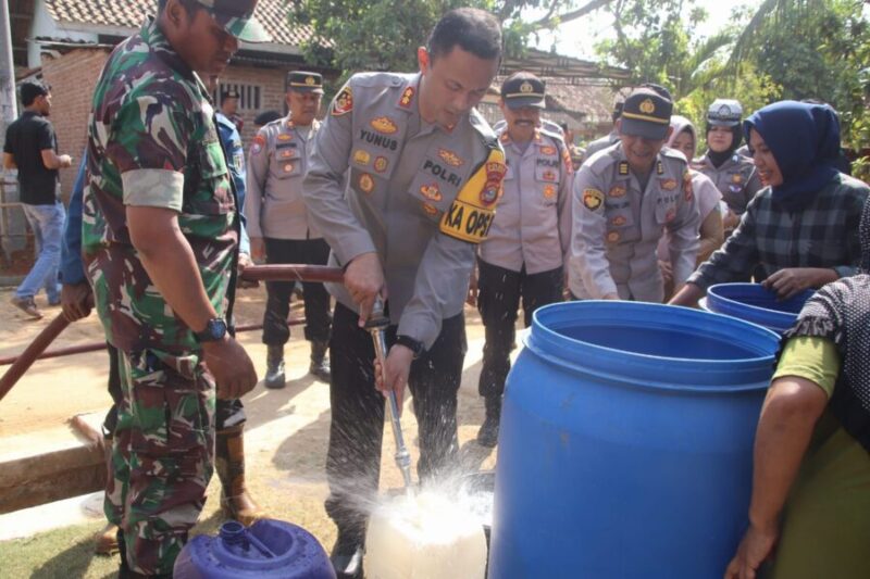 Kapolres Pringsewu, AKBP M Yunus Saputra, memimpin langsung distribusi 4.000 liter air bersih ke wilayah yang terdampak kekeringan. (Ist/NK)