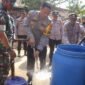Kapolres Pringsewu, AKBP M Yunus Saputra, memimpin langsung distribusi 4.000 liter air bersih ke wilayah yang terdampak kekeringan. (Ist/NK)