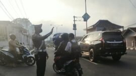 Satlantas Polres Tanggamus Rutin Antisipasi Kemacetan Jam Rawan. (Rapik/NK)