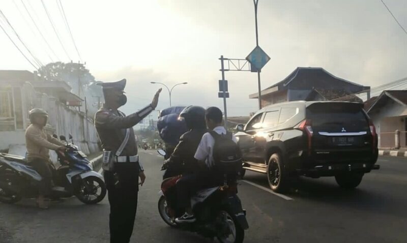 Satlantas Polres Tanggamus Rutin Antisipasi Kemacetan Jam Rawan. (Rapik/NK)