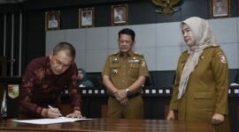 Pemerintah Kabupaten (Pemkab) Tulangbawang Barat (Tubaba) menggelar serah terima jabatan antara Sekretaris Daerah (Sekda) Novriwan Jaya, kepada Bayana,  sebagai Pelaksana Harian (Plh). (Ist/NK)