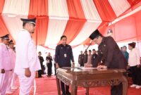 Pj Bupati Tubaba, M Firsada, saat melantik 9 Penjabat Kepalo Tiyuh di Tiyuh Mekar Asri, Kecamatan Tulangbawang Tengah, Rabu (4/9/2024). (Ist/NK)