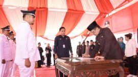 Pj Bupati Tubaba, M Firsada, saat melantik 9 Penjabat Kepalo Tiyuh di Tiyuh Mekar Asri, Kecamatan Tulangbawang Tengah, Rabu (4/9/2024). (Ist/NK)