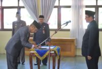 Penjabat Bupati Lampung Barat, Nukman MS, mengangkat sumpah jabatan Penjabat Sekda Ismet Inoni, di Aula Kagungan kantor bupati setempat, Kamis (5/9/2024). (Iwan/NK)